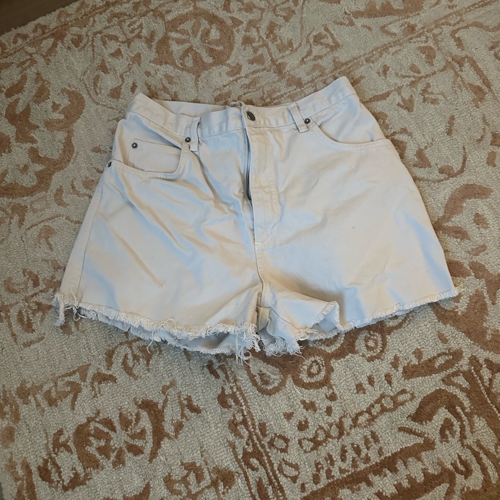 High-waisted white denim shorts with frayed hem #festivalvibes